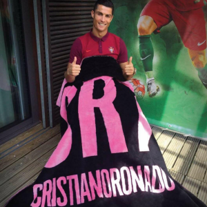 Cristiano Ronaldo pose avec l'un de ses serviettes de luxe que ses fans peuvent acheter moyennant 115 euros l'unité.