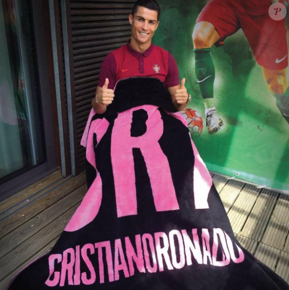 Cristiano Ronaldo pose avec l'un de ses serviettes de luxe que ses fans peuvent acheter moyennant 115 euros l'unité.