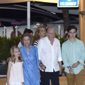 Le roi Felipe VI, la reine Sofia, la princesse Leonor, l'infante Elena, le roi Juan Carlos, Felipe Juan Froilan de Marichalar, la princesse Sofia et la reine Letizia d'Espagne - La famille royale d'Espagne a dîné au restaurant Flanigan à Majorque lors de ses vacances le 31 juillet 2016.
