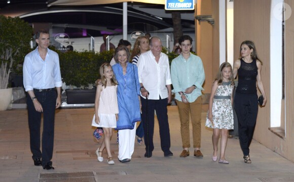 Le roi Felipe VI, la reine Sofia, la princesse Leonor, l'infante Elena, le roi Juan Carlos, Felipe Juan Froilan de Marichalar, la princesse Sofia et la reine Letizia d'Espagne - La famille royale d'Espagne a dîné au restaurant Flanigan à Majorque lors de ses vacances le 31 juillet 2016.