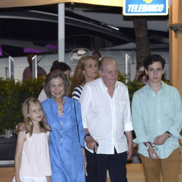 Le roi Felipe VI, la reine Sofia, la princesse Leonor, l'infante Elena, le roi Juan Carlos, Felipe Juan Froilan de Marichalar, la princesse Sofia et la reine Letizia d'Espagne - La famille royale d'Espagne a dîné au restaurant Flanigan à Majorque lors de ses vacances le 31 juillet 2016.