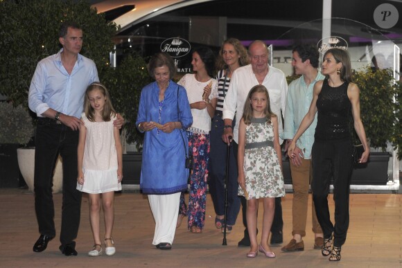 Le roi Felipe VI, la princesse Leonor, la reine Sofia, Victoria Federica de Marichalar, l'infante Elena, le roi Juan Carlos, la princesse Sofia, Felipe Juan Froilan de Marichalar et la reine Letizia d'Espagne - La famille royale d'Espagne a dîné au restaurant Flanigan à Majorque lors de ses vacances le 31 juillet 2016.