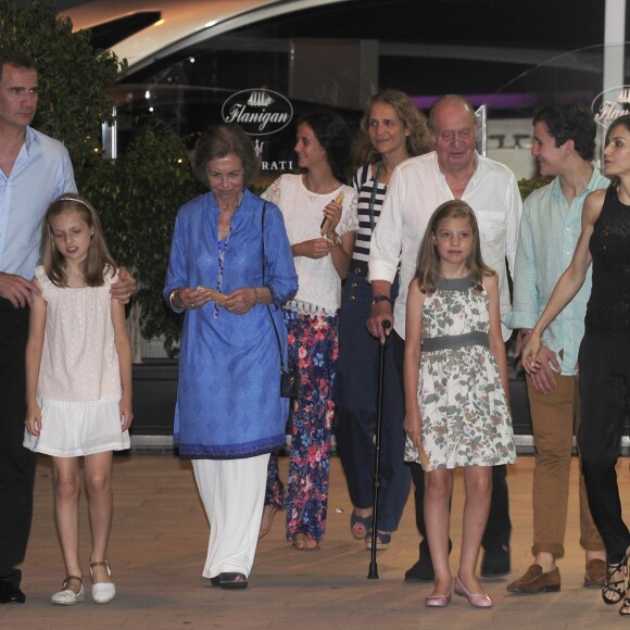 Le roi Felipe VI, la princesse Leonor, la reine Sofia, Victoria Federica de Marichalar, l'infante Elena, le roi Juan Carlos, la princesse Sofia, Felipe Juan Froilan de Marichalar et la reine Letizia d'Espagne - La famille royale d'Espagne a dîné au restaurant Flanigan à Majorque lors de ses vacances le 31 juillet 2016.