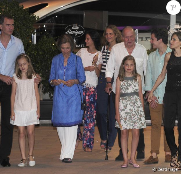 Le roi Felipe VI, la princesse Leonor, la reine Sofia, Victoria Federica de Marichalar, l'infante Elena, le roi Juan Carlos, la princesse Sofia, Felipe Juan Froilan de Marichalar et la reine Letizia d'Espagne - La famille royale d'Espagne a dîné au restaurant Flanigan à Majorque lors de ses vacances le 31 juillet 2016.