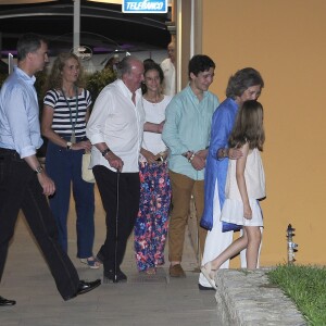 Le roi Felipe VI, l'infante Elena, le roi Juan Carlos, Victoria Federica et Felipe Juan Froilan de Marichalar, la reine Sofia, la princesse Leonor, la reine Letizia et la princesse Sofia d'Espagne. La famille royale d'Espagne a dîné au restaurant Flanigan à Majorque lors de ses vacances le 31 juillet 2016.