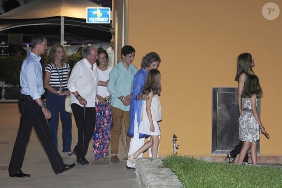 Le roi Felipe VI, l'infante Elena, le roi Juan Carlos, Victoria Federica et Felipe Juan Froilan de Marichalar, la reine Sofia, la princesse Leonor, la reine Letizia et la princesse Sofia d'Espagne. La famille royale d'Espagne a dîné au restaurant Flanigan à Majorque lors de ses vacances le 31 juillet 2016.
