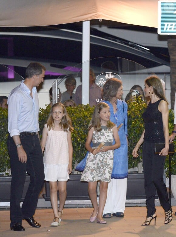 Le roi Felipe VI, la princesse Leonor, la princesse Sofia, la reine Sofia et la reine Letizia d'Espagne. La famille royale d'Espagne a dîné au restaurant Flanigan à Majorque lors de ses vacances le 31 juillet 2016.