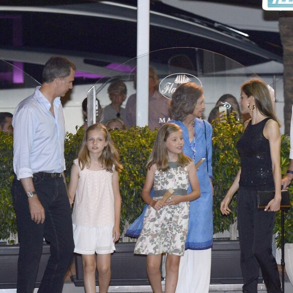 Le roi Felipe VI, la princesse Leonor, la princesse Sofia, la reine Sofia et la reine Letizia d'Espagne. La famille royale d'Espagne a dîné au restaurant Flanigan à Majorque lors de ses vacances le 31 juillet 2016.