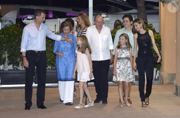 Le roi Felipe VI, la reine Sofia, la princesse Leonor, le roi Juan Carlos, Felipe Juan Froilan de Marichalar, la princesse Sofia et la reine Letizia d'Espagne. La famille royale d'Espagne a dîné au restaurant Flanigan à Majorque lors de ses vacances le 31 juillet 2016.