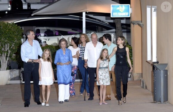 Le roi Felipe VI, la reine Sofia, la princesse Leonor, Victoria Frederica de Marichalar, l'infante Elena, le roi Juan Carlos, Felipe Juan Froilan de Marichalar, la princesse Sofia et la reine Letizia d'Espagne. La famille royale d'Espagne a dîné au restaurant Flanigan à Majorque lors de ses vacances le 31 juillet 2016.