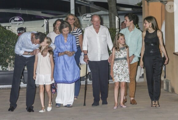 Le roi Felipe VI, la princesse Leonor, la reine Sofia, Victoria Federica de Marichalar, l'infante Elena, le roi Juan Carlos, la princesse Sofia d'Espagne, Felipe Juan Froilan de Marichalar et la reine Letizia. La famille royale d'Espagne a dîné au restaurant Flanigan à Majorque lors de ses vacances le 31 juillet 2016.