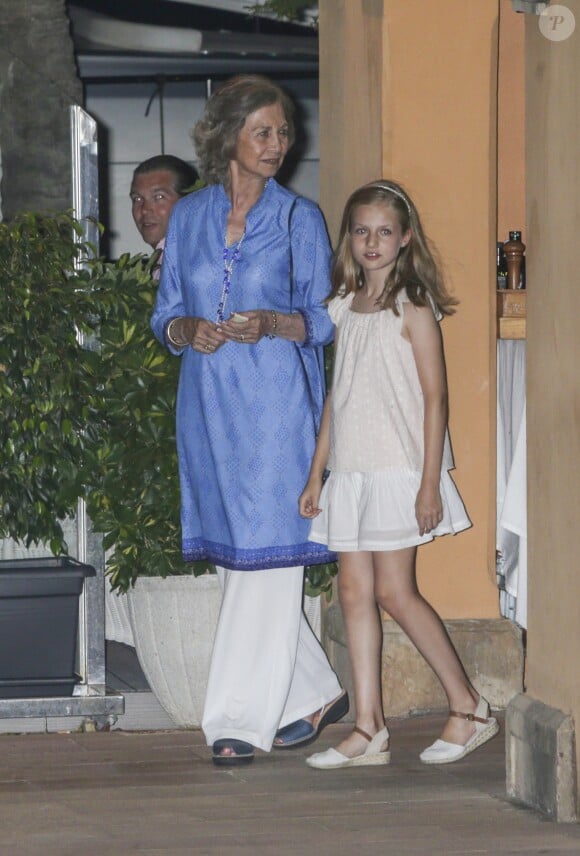 La reine Sofia et la princesse Leonor d'Espagne. La famille royale d'Espagne a dîné au restaurant Flanigan à Majorque lors de ses vacances le 31 juillet 2016.