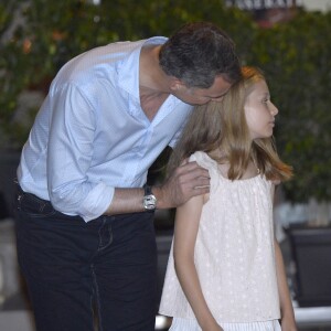 Le roi Felipe VI et la princesse Leonor d'Espagne. La famille royale d'Espagne a dîné au restaurant Flanigan à Majorque lors de ses vacances le 31 juillet 2016.