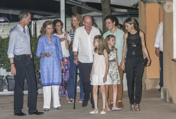 Le roi Felipe VI, la reine Sofia, Victoria Federica de Marichalar, l'infante Elena, le roi Juan Carlos, la princesse Leonor, la princesse Sofia d'Espagne, Felipe Juan Froilan de Marichalar et la reine Letizia. La famille royale d'Espagne a dîné au restaurant Flanigan à Majorque lors de ses vacances le 31 juillet 2016.