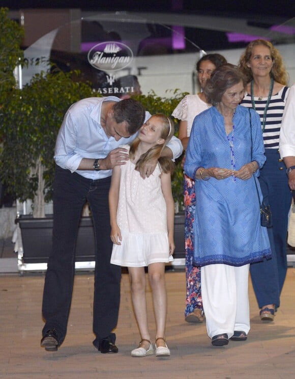 Le roi Felipe VI, la princesse Leonor, Victoria Federica de Marichalar, la reine Sofia et l'infante Elena d'Espagne. La famille royale d'Espagne a dîné au restaurant Flanigan à Majorque lors de ses vacances le 31 juillet 2016.