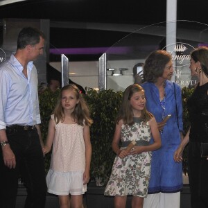 Le roi Felipe VI, la princesse Leonor, la princesse Sofia, la reine Sofia, la reine Letizia, le roi Juan Carlos d'Espagne et Felipe Juan Froilan de Marichalar. La famille royale d'Espagne a dîné au restaurant Flanigan à Majorque lors de ses vacances le 31 juillet 2016.