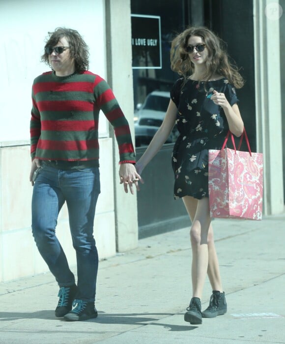 Exclusif - Ryan Adams et sa compagne Megan Butterworth font du shopping à Hollywood, Californie, Etats-Unis, le 5 juillet 2016.