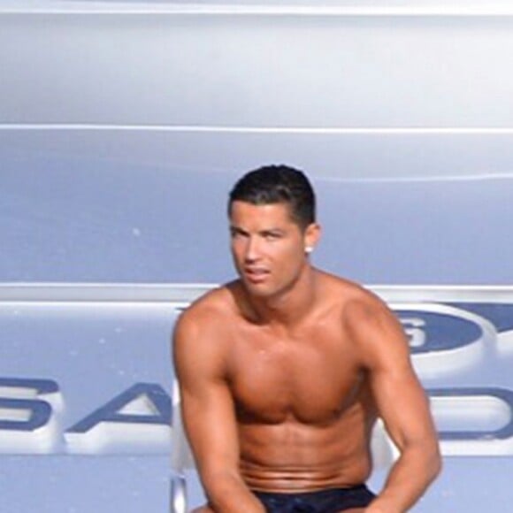 Cristiano Ronaldo s'amuse sur un yacht avec des amis lors de ses vacances à Ibiza, le 19 juillet 2016.