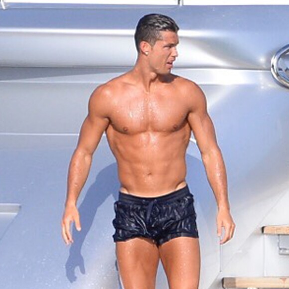 Cristiano Ronaldo s'amuse sur un yacht avec des amis lors de ses vacances à Ibiza, le 19 juillet 2016.