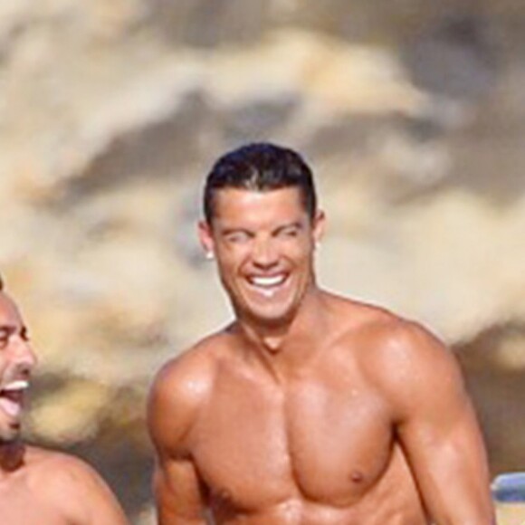 Cristiano Ronaldo s'amuse sur un yacht avec des amis lors de ses vacances à Ibiza, le 19 juillet 2016.