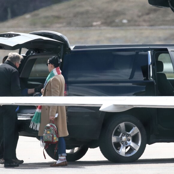 Le couple Katy Perry et Orlando Bloom repart en jet privé de Aspen après avoir assister au mariage de leur amie Jamie Schneider, le 10 avril 2016
