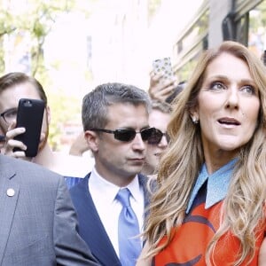 Céline Dion pose pour les photographes lorsqu'elle sort des studios de la NBC à New York. Le 21 juillet 2016