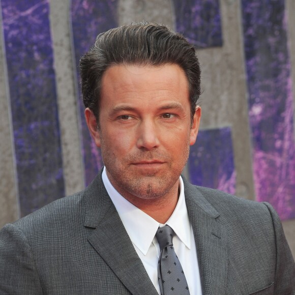 Ben Affleck en costume gris à la première de "Suicide Squad" à Londres, le 3 août 2016. © Ferdaus Shamim via Zuma Press/Bestimage