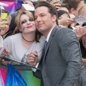 Ben Affleck avec des fans à la première de "Suicide Squad" à Londres, le 3 août 2016.