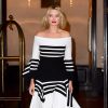 Margot Robbie quitte le Greenwich Hotel à New York, habillée d'une robe Rosetta Getty (collection croisière 2017) et chaussée de sandales Givenchy. Le 1er août 2016.