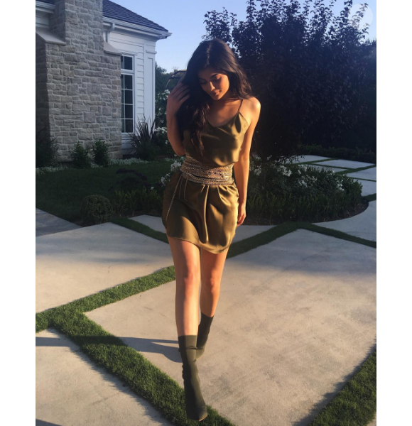 Photo de Kylie Jenner habillée d'une robe Nili Lotan (modèle Mini Cami, en olive) et de chaussures YEEZY (collection SEASON 2) publiée le 1er août 2016.