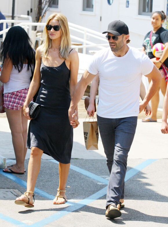 Jason Statham et sa fiancée Rosie Huntington-Whiteley, habillée d'une petite robe noire, tenant une pochette Saint Laurent et chaussée de sandales L*Space (modèle Milano), vont prendre un petit déjeuner en famille à Malibu le 31 juillet 2016.