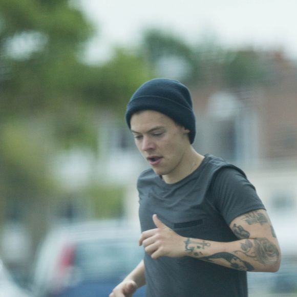 Exclusif - Harry Styles, un bonnet sur la tête et entouré de gardes du corps fait un jogging avant d'aller sur le tournage du film "Dunkirk" à Dunkerque le 16 juin 2016