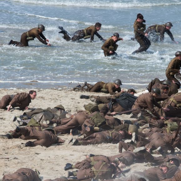 Exclusif - Le réalisateur anglais Christopher Nolan sur le tournage du film "Dunkirk" sur la plage de Malo-les-Bains, à Dunkerque. Quatre navires de guerre, un chasseur Spitfire, deux hélicoptères, 1500 figurants et beaucoup de fumée... l'équipe du cinéaste Christopher Nolan a récréé un véritable champ de bataille! Le 27 mai 2016