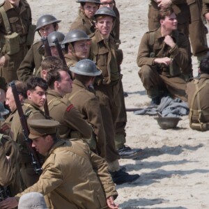 Exclusif - Christopher Nolan et Fionn Whitehead - Le réalisateur anglais Christopher Nolan sur le tournage du film "Dunkirk" sur la plage de Malo-les-Bains, à Dunkerque. Quatre navires de guerre, un chasseur Spitfire, deux hélicoptères, 1500 figurants et beaucoup de fumée... l'équipe du cinéaste Christopher Nolan a récréé un véritable champ de bataille! Le 27 mai 2016