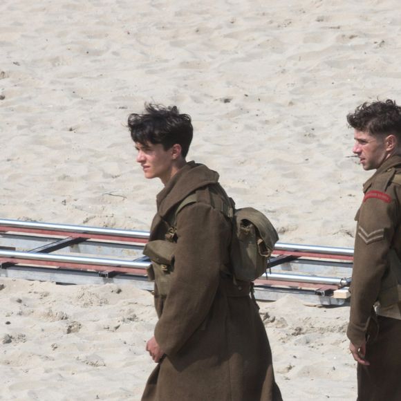 Exclusif - Fionn Whitehead - Le réalisateur anglais Christopher Nolan sur le tournage du film "Dunkirk" sur la plage de Malo-les-Bains, à Dunkerque. Quatre navires de guerre, un chasseur Spitfire, deux hélicoptères, 1500 figurants et beaucoup de fumée... l'équipe du cinéaste Christopher Nolan a récréé un véritable champ de bataille! Le 27 mai 2016