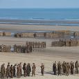 Exclusif - Le réalisateur anglais Christopher Nolan sur le tournage du film "Dunkirk" sur la plage de Malo-les-Bains, à Dunkerque. Quatre navires de guerre, un chasseur Spitfire, deux hélicoptères, 1500 figurants et beaucoup de fumée... l'équipe du cinéaste Christopher Nolan a récréé un véritable champ de bataille! Le 27 mai 2016