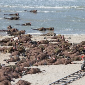 Exclusif - Le réalisateur anglais Christopher Nolan sur le tournage du film "Dunkirk" sur la plage de Malo-les-Bains, à Dunkerque le 27 mai 2016