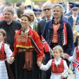 La princesse Märtha Louise de Norvège et son mari Ari Behn avec leurs filles Maud Angelica, Leah Isadora et Emma Tallulah le 17 mai 2013 à Londres lors de la Fête nationale norvégienne. Le couple a annoncé son divorce le 5 août 2016, après 14 ans de mariage.