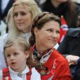 La princesse Märtha Louise de Norvège et son mari Ari Behn avec leurs filles Maud Angelica, Leah Isadora et Emma Tallulah le 17 mai 2013 à Londres lors de la Fête nationale norvégienne. Le couple a annoncé son divorce le 5 août 2016, après 14 ans de mariage.