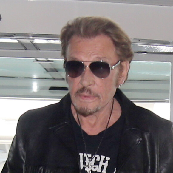 Exclusif - Johnny Hallyday repart à Saint-Barthélemy de l'aéroport Roissy Charles de Gaulle le 27 juillet 2016.