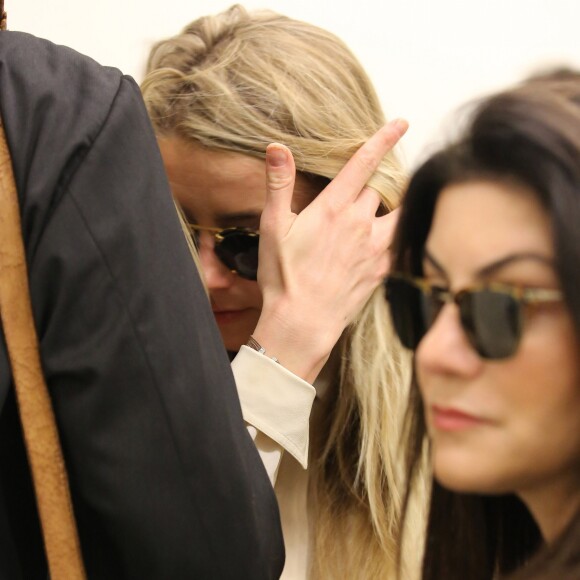 Amber Heard arrive au tribunal de Century City pour faire une déposition dans l'affaire qui l'oppose à son mari Johnny Depp pour violence conjugale et sa demande de divorce, elle est arrivée avec une heure et demi de retard alors que son avocate Samantha Spector l'attendait devant le tribunal à Century City le 6 août 2016.