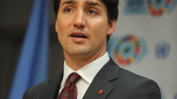 Justin Trudeau : Torse nu à la plage, il s'incruste sur une photo de mariage
