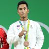 Sinphet Kruaithong, sur la troisième marche du podium aux côtés du Chinois Long Qingquan et du Nord-Coréen Om Yun Chol, a décroché la médaille de bronze en haltérophilie dans la catégorie des moins de 56 kilos aux Jeux olympiques de Rio de Janeiro le 7 août 2016. En Thaïlande, sa grand-mère est morte en le regardant à la télévision. Kevin Jairaj-USA TODAY Sports