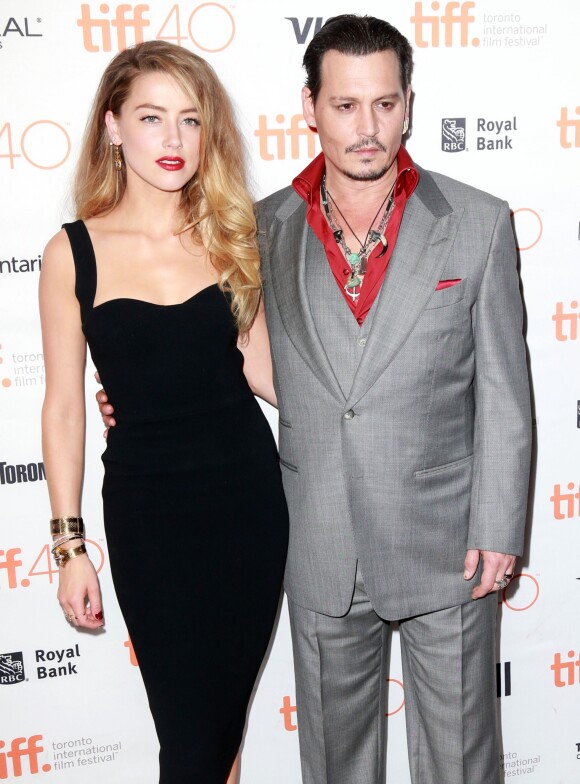 Amber Heard et son mari Johnny Depp lors de l'Avant-première du film "Black Mass" lors du Festival International du film de Toronto, le 14 septembre 2015.