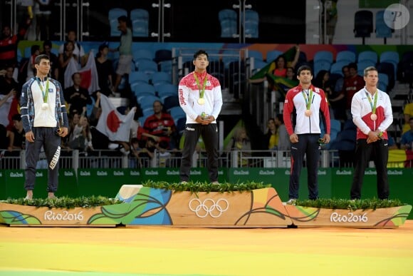 Rustam Orujov (Azerbaïdjan), Shohei Ono (Japon), Lasha Shavdatuashvili (Géorgie) et Dirk van Tichelt (Belgique) à la cérémonie de remise des médailles (catégorie 73-kg) à la Carioca Arena 2 lors des Jeux olympiques 2016. Rio de Janeiro, le 8 août 2016.