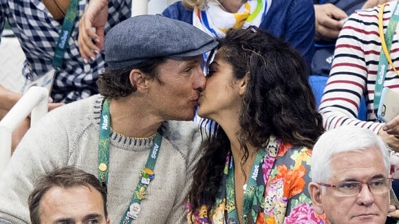 Matthew McConaughey câlin avec Camila devant Michael Phelps sacré et en larmes