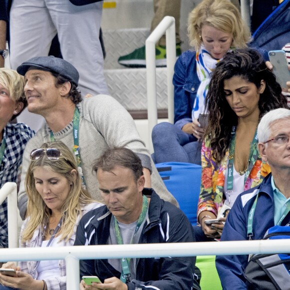 Matthew McConaughey avec sa femme Camila Alves assistent à la finale du 200m masculin quatre nages individuel aux Jeux Olympiques (JO) de Rio 2016 à Rio de Janeiro, Brésil, le 11 août 2016.