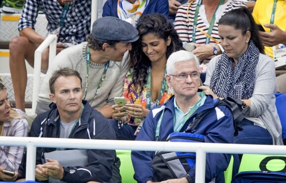 Matthew McConaughey avec sa femme Camila Alves assistent à la finale du 200m masculin quatre nages individuel aux Jeux Olympiques (JO) de Rio 2016 à Rio de Janeiro, Brésil, le 11 août 2016.