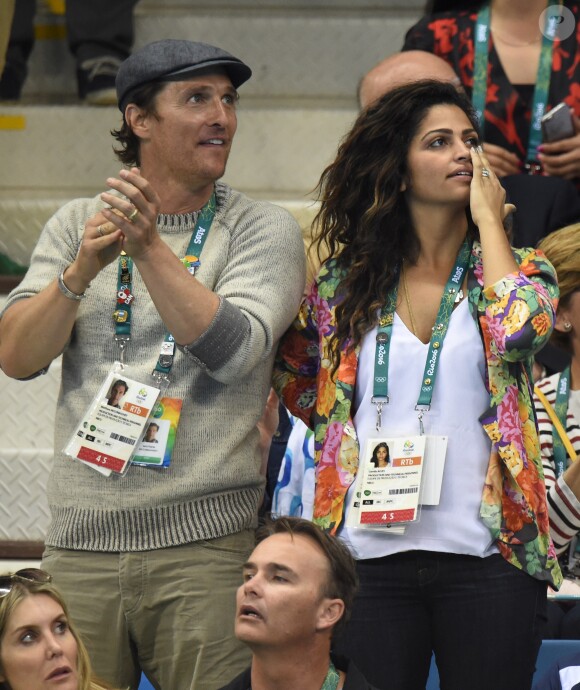 Matthew McConaughey et Camilla Alves regardent la natation aux Jeux olympiques de Rio de Janeiro, le 11 août 2016.