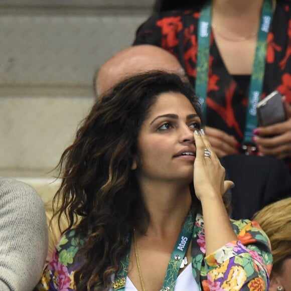 Matthew McConaughey et Camilla Alves regardent la natation aux Jeux olympiques de Rio de Janeiro, le 11 août 2016.